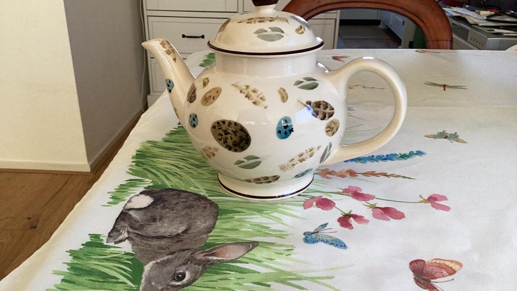 EMMA BRIDGEWATER THEEPOT EGGS AND FEATHERS E125,00 ZGAN., Ophalen of Verzenden, Zo goed als nieuw, Overige stijlen, Kop(pen) en/of Schotel(s)