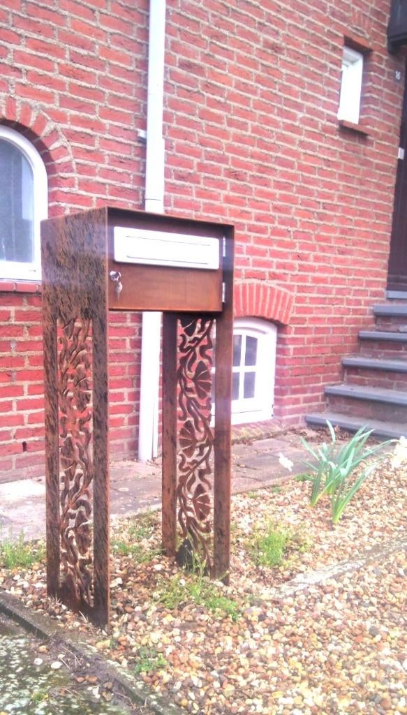 Brievenbus bloempatroon corten staal 5-3 mm, Tuin en Terras, Brievenbussen, Ophalen of Verzenden, Nieuw, Staal, Staande brievenbus