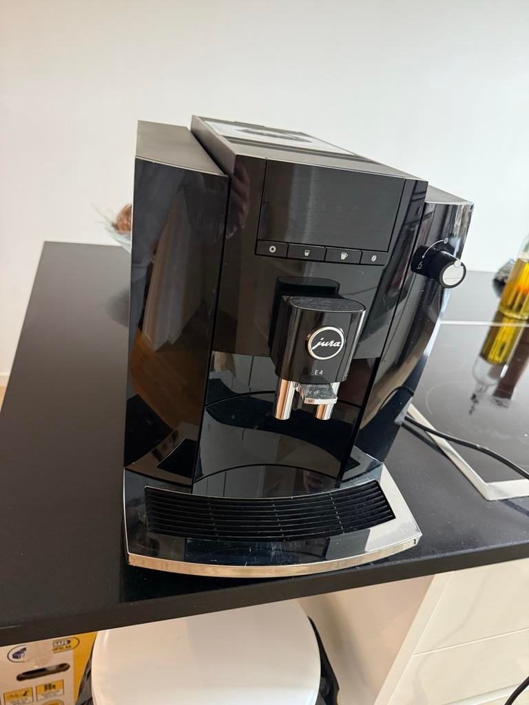 Jura E4 Volautomaat Koffiemachine - Zwart, Afneembaar waterreservoir, Gebruikt, Koffiemachine, 2 tot 4 kopjes