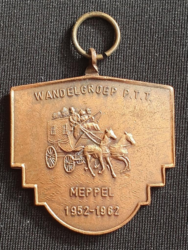 Oude medaille 1952 1962 PTT Meppel wandelgroep, Postzegels en Munten, Penningen en Medailles, Ophalen of Verzenden, Overige materialen