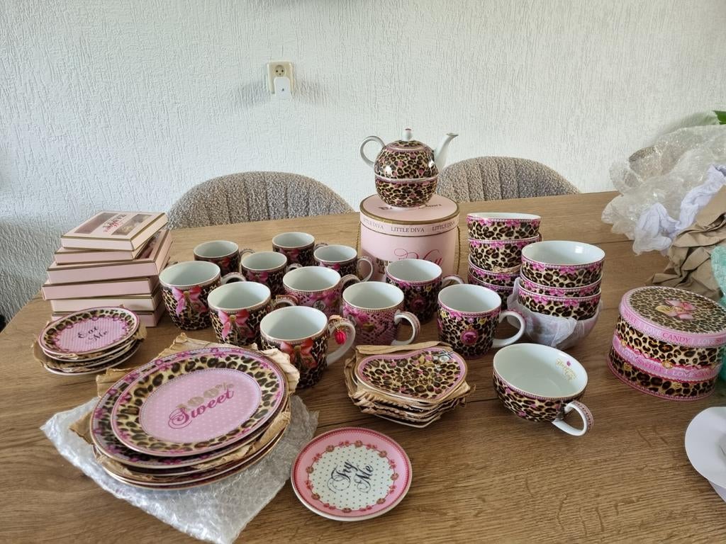 Nieuw little diva servies, Ophalen