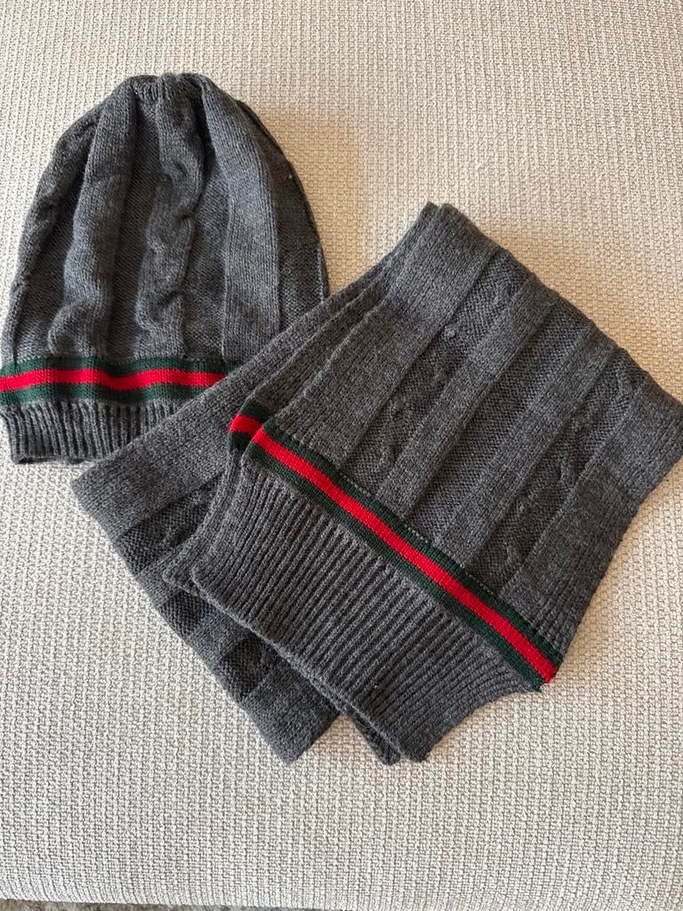 Gucci Sjaal en Muts Set - Grijs met Rood/Groene Streep, Ophalen of Verzenden, Zo goed als nieuw, Jongen of Meisje, Muts