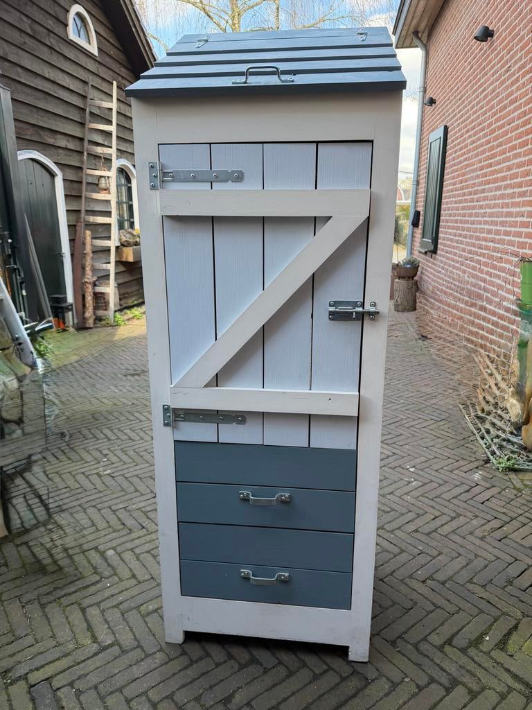 Unieke handgemaakte kledingkast voor kinderkamer, Huis en Inrichting, Kasten | Kledingkasten, Ophalen, Met deur(en), 50 tot 100 cm