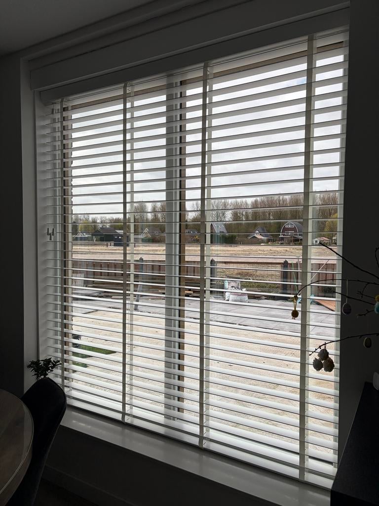 Houten jaloezie Veneta puur wit, Huis en Inrichting, Stoffering | Gordijnen en Lamellen, Ophalen, 200 cm of meer, Wit, 150 tot 200 cm