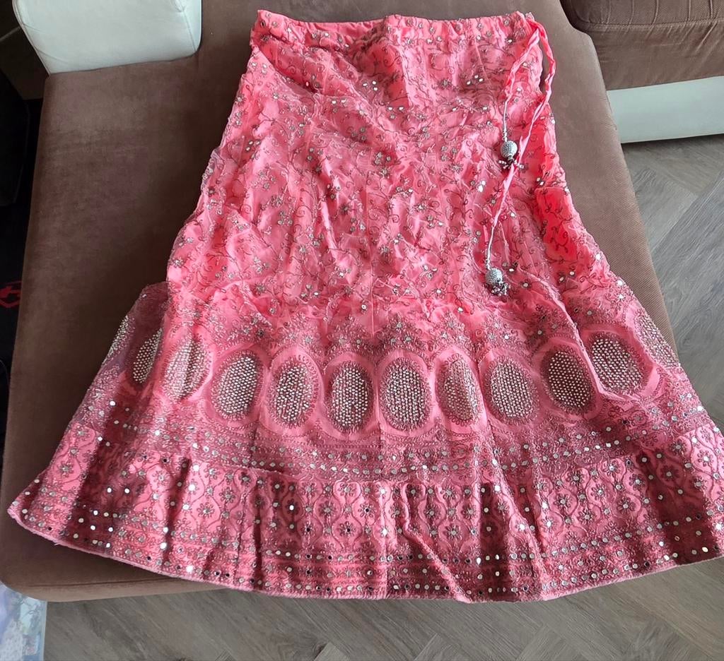 Roze lehenga met steentjes, spiegeltjes en glitters, Kleding | Dames, Ophalen of Verzenden