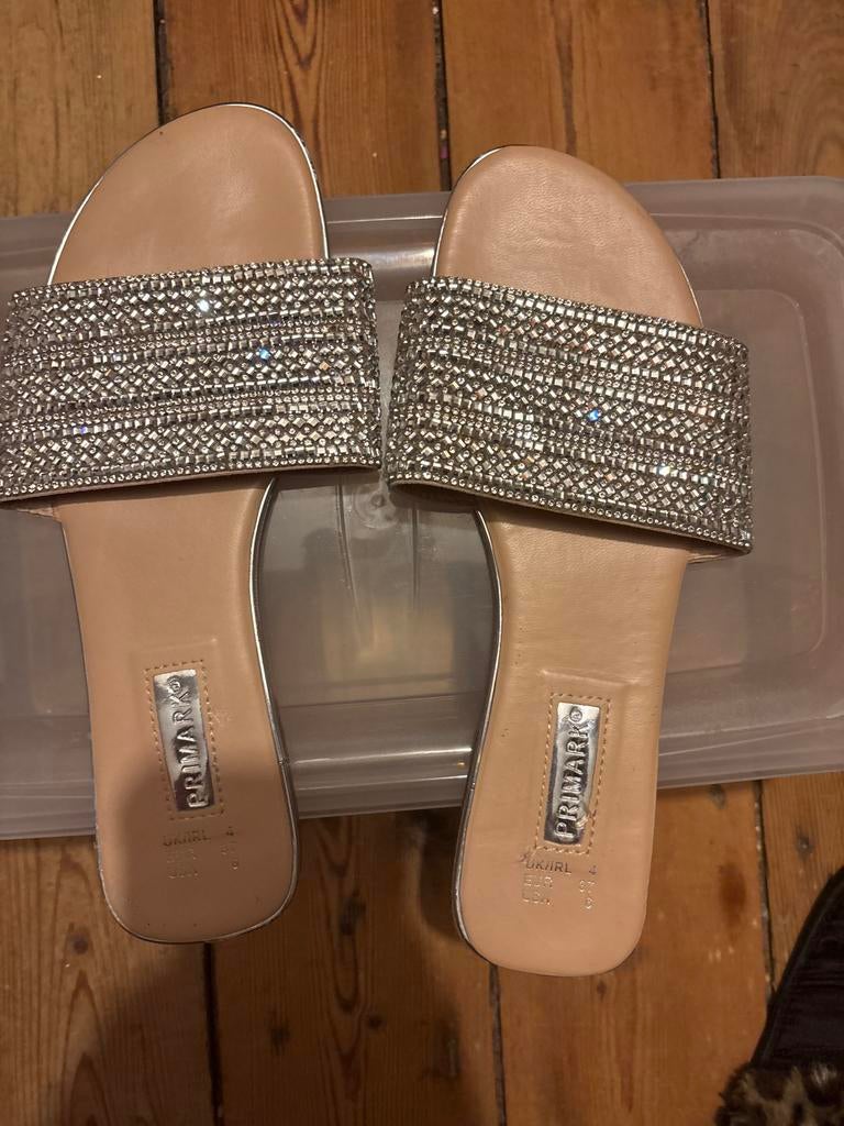 Primark slippers met steentjes, Ophalen of Verzenden, Gedragen, Beige, Slippers