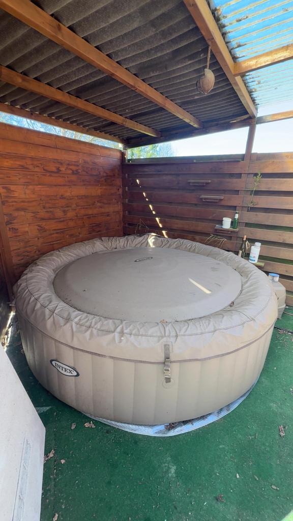 Intex Opblaasbare Jacuzzi - 230cm diameter, Ophalen, Gebruikt, Afdekzeil, Opblaasbaar