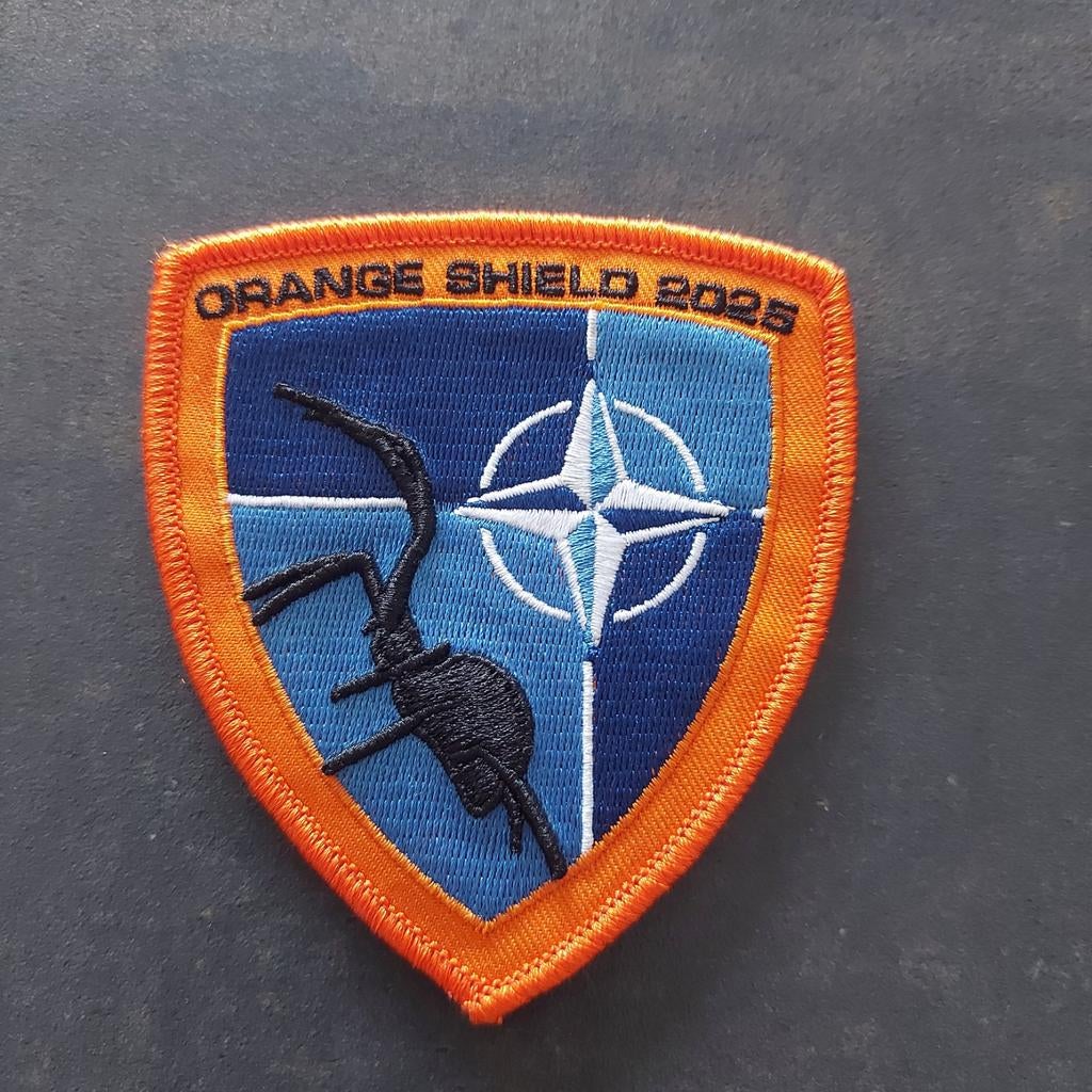 Badge Orange Shield Nato Summit, Ophalen of Verzenden, Luchtmacht, Nederland, Embleem of Badge
