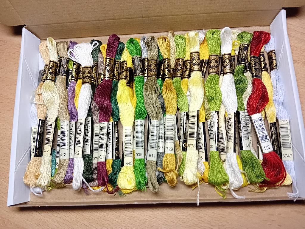 40 verschillende strengen DMC Mouline borduurgaren (05)., Verzenden, Nieuw, Handborduren, Borduurgaren of Zijde