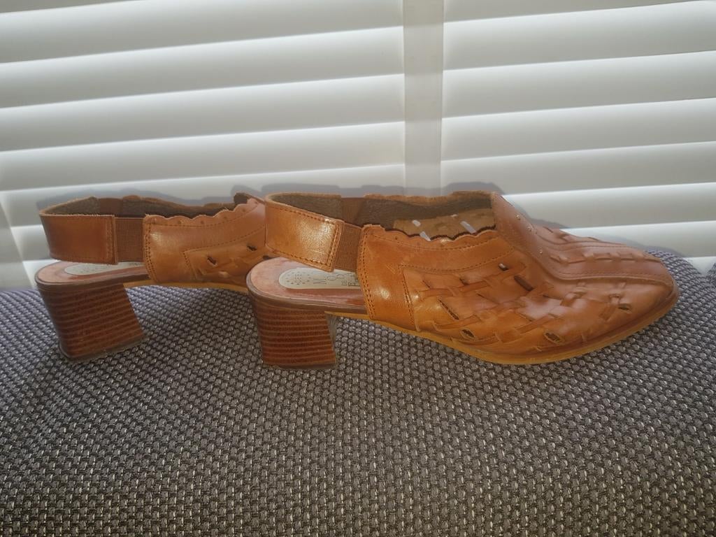 Bruine leren sandalen met hak vintage 39 40 kamel geen zara, Bruin, Zo goed als nieuw, Sandalen of Muiltjes, Ophalen of Verzenden