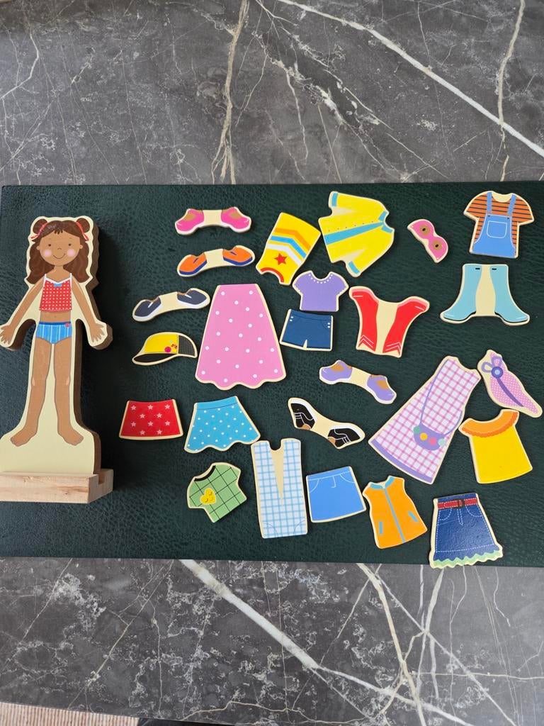 Houten aankleedpop met magnetische kleding en kast, Ophalen of Verzenden, Zo goed als nieuw, Overige typen