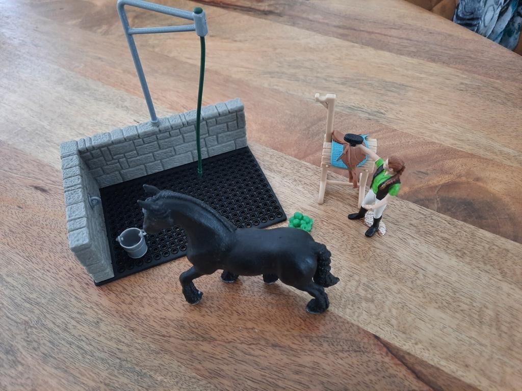 Schleich paarden verzorgings set met paard en verzorgster., Verzamelen, Speelgoed, Ophalen of Verzenden, Zo goed als nieuw