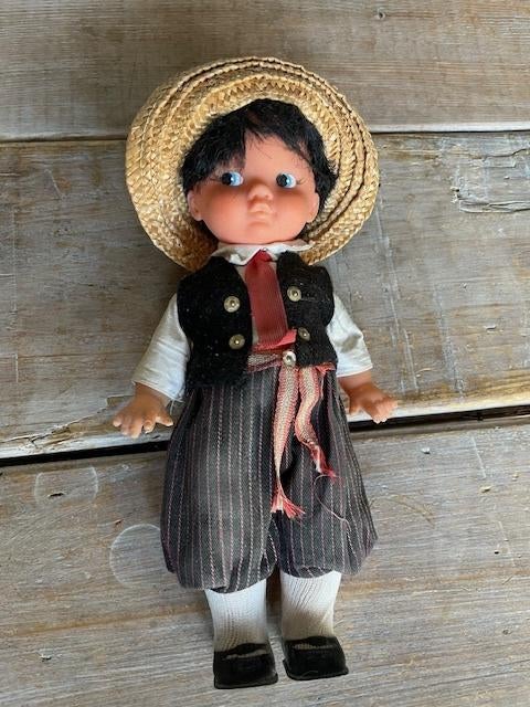 Vintage pop Spanje souvenir. Jongen stro hoed. Klederdracht., Ophalen, Zo goed als nieuw, Pop