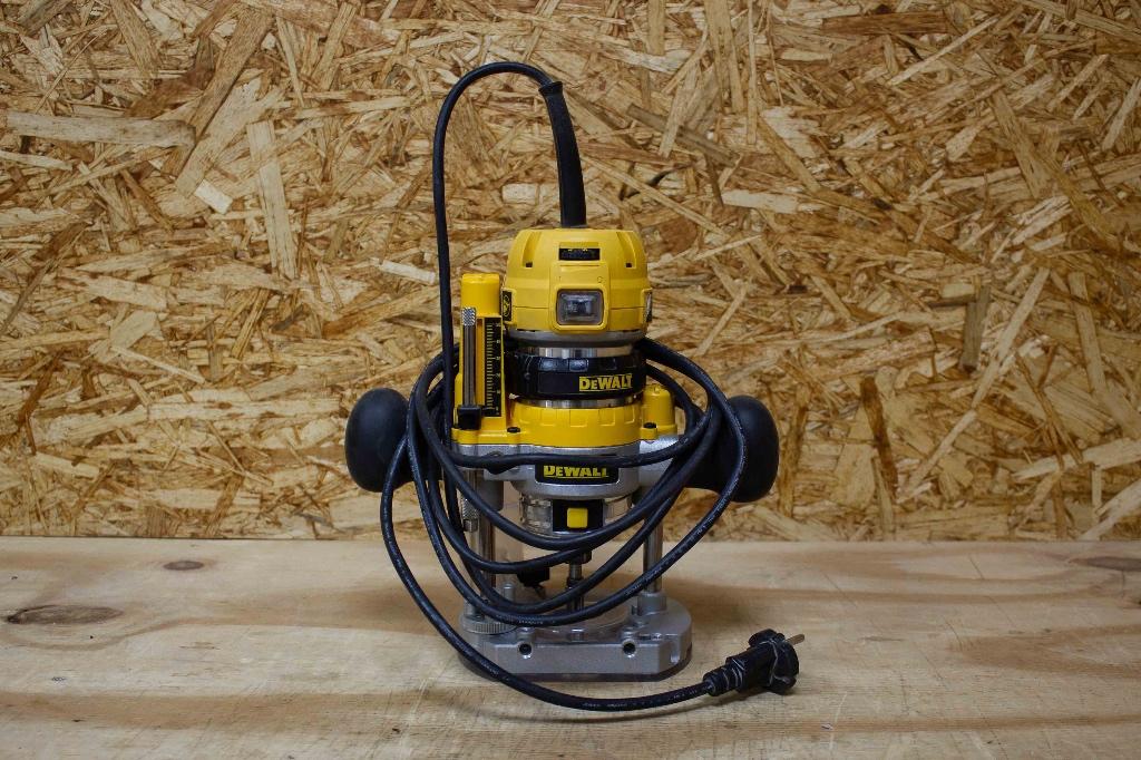 DeWalt D26204 freesmachine, Doe-het-zelf en Verbouw, Gereedschap | Freesmachines, Gebruikt, Elektrisch, Bovenfrees, Ophalen of Verzenden
