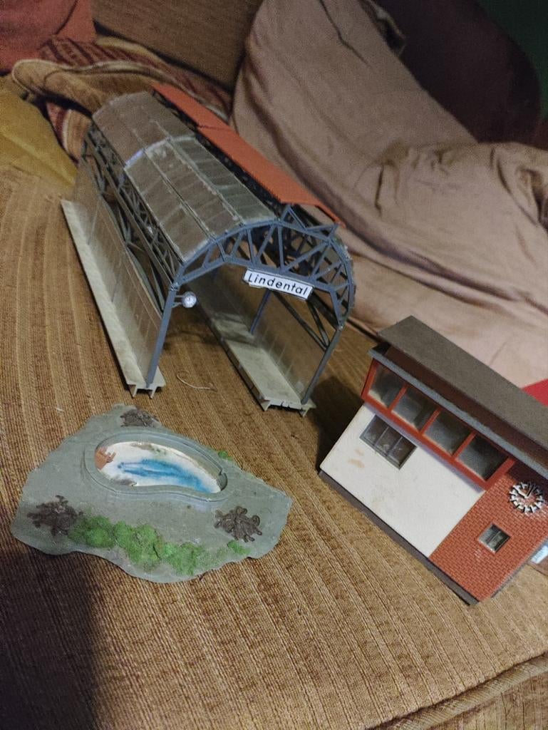 Modelbouw station, perron en vijver, Hobby en Vrije tijd, Overige merken, Gebruikt, Gelijkstroom of Wisselstroom, Brug, Tunnel of Gebouw