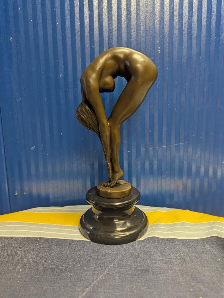 Bronzen beeld van een vrouw, gesigneerd 'Claude', Ophalen of Verzenden