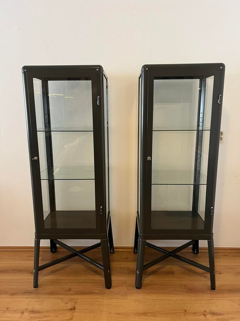 Fabrikör vitrinekast 2 stuks, Ophalen, Zo goed als nieuw, 25 tot 50 cm, 50 tot 100 cm