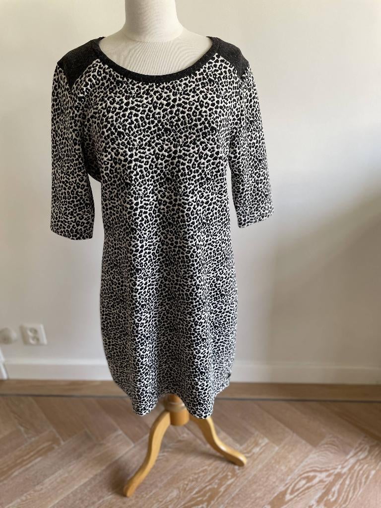 Maison Scotch: Jurk met zwart witte dierenprint. Maat L, Maat 38/40 (M), Overige kleuren, Zo goed als nieuw, Knielengte