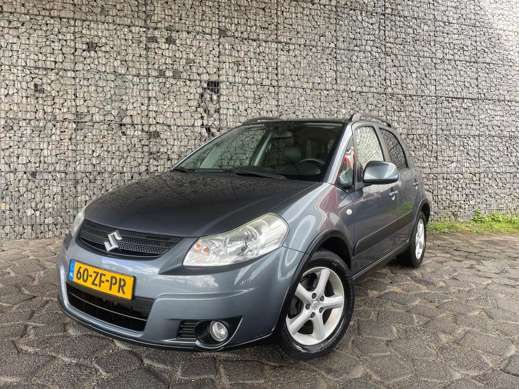 SUPER NETTE Suzuki SX4 1.6 2008/NWE APK/LEDER/PARKEER CAMERA, 15 km/l, Zwart, 4 cilinders, 49 €/maand