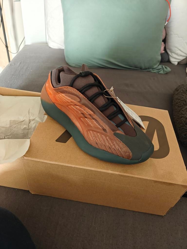 Yeezy 700 V3 Copper Fade - Nooit Gedragen, Overige kleuren, Nieuw, Ophalen of Verzenden, Sneakers of Gympen