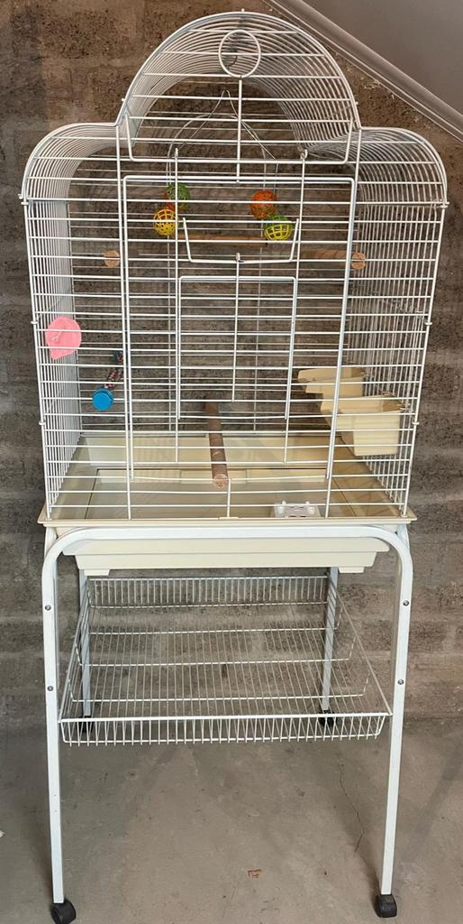 Witte vogelkooi op standaard met wieltjes zo goed als nieuw, Ophalen of Verzenden, Zo goed als nieuw, Metaal, Vogelkooi