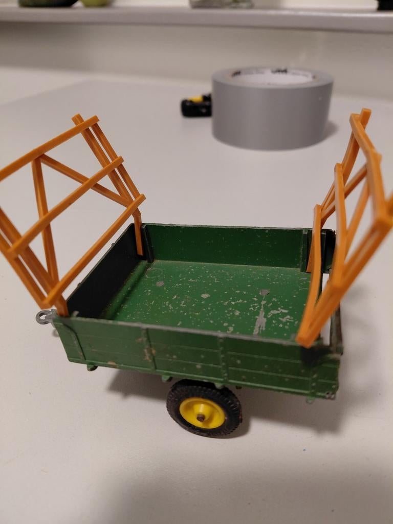 Britains strowagen met rekken, Ophalen of Verzenden, Zo goed als nieuw, Tractor of Landbouw, Britains