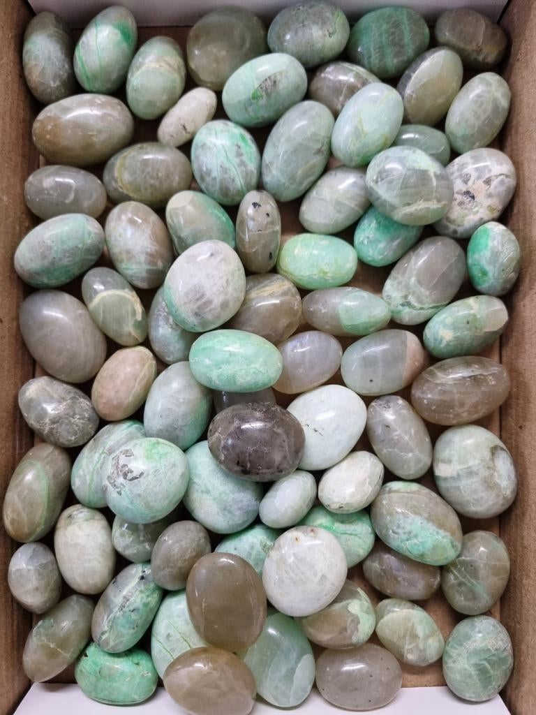 Kleine handstenen van groene maansteen per 100 gram 4-6 stuk, Ophalen of Verzenden, Mineraal