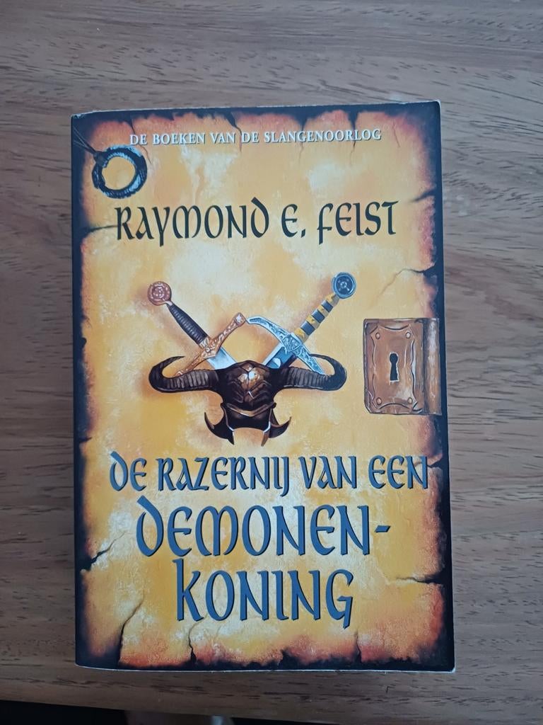 De Razernij van een Demonenkoning - Raymond E. Feist, Boeken, Fantasy, Ophalen of Verzenden, Zo goed als nieuw, Raymond E. Feist