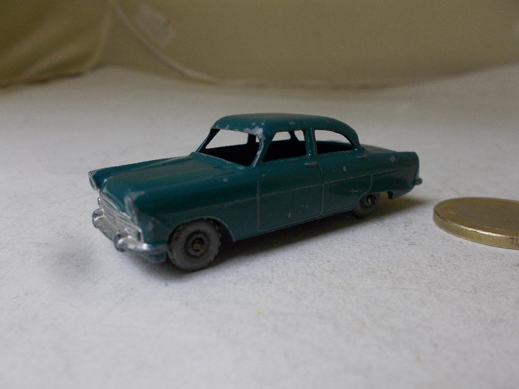 1958 Matchbox Lesney No. 33. FORD ZODIAC + TREKHAAK!
