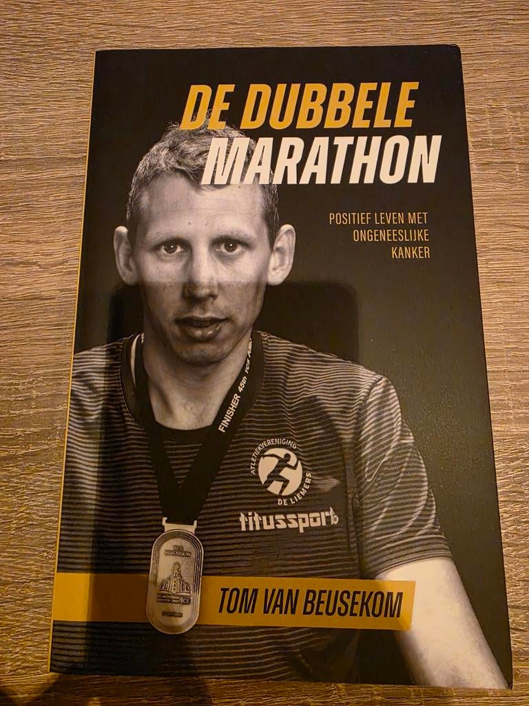 Tom van Beusekom - De dubbele marathon, Boeken, Ophalen of Verzenden, Zo goed als nieuw, Tom van Beusekom