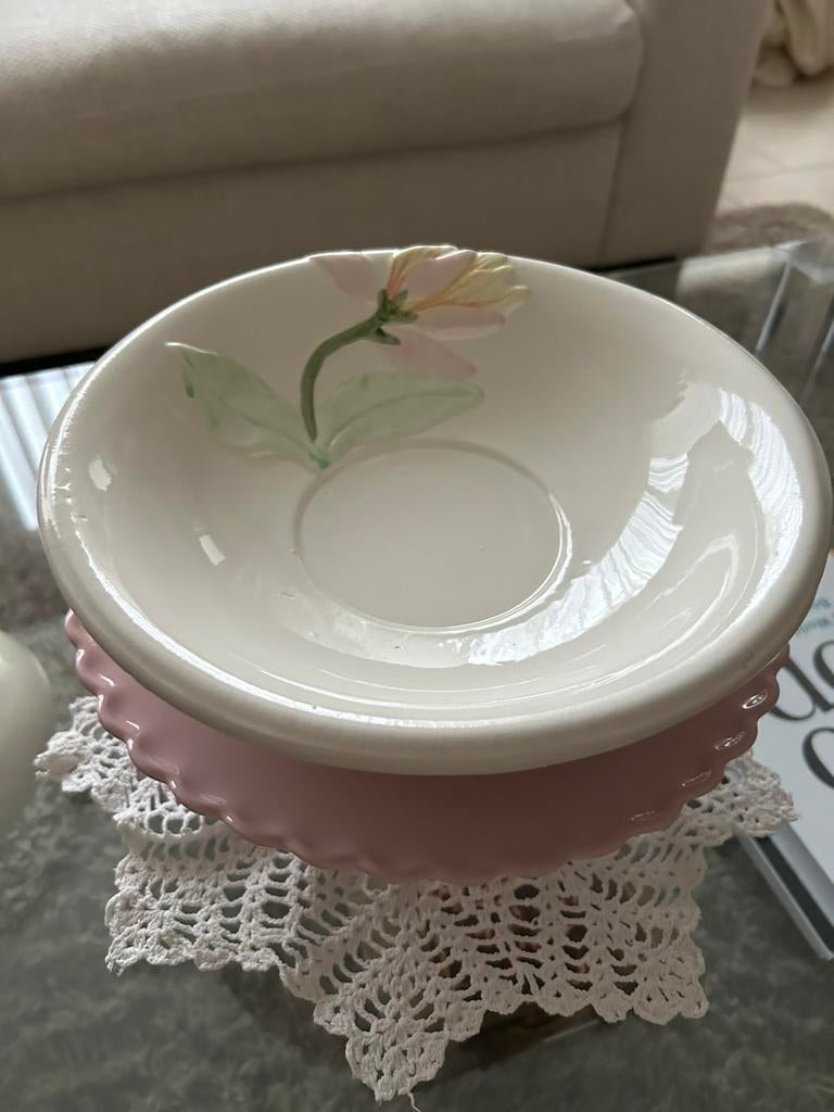 Vintage witte schaal met 3D bloem in pastelkleuren, Ophalen of Verzenden, Zo goed als nieuw, Overige stijlen, Schaal of Schalen