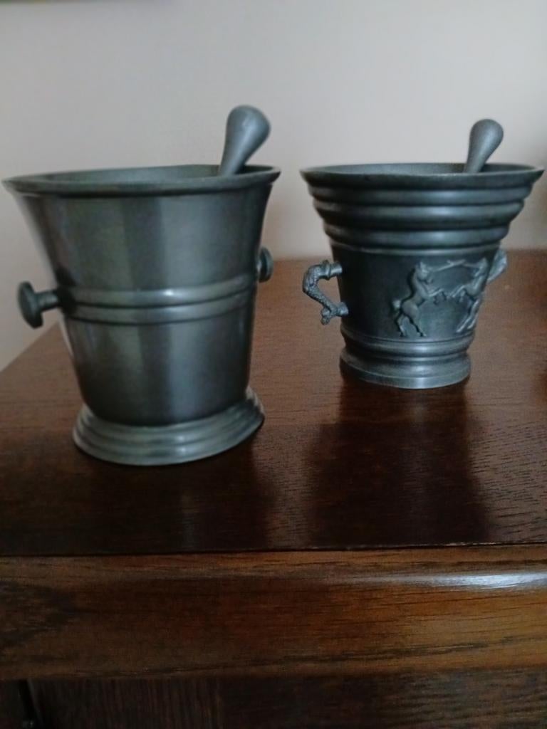 2 tinnen vijzels 1 met paarden er op bewerkt, Antiek en Kunst, Antiek | Tin, Ophalen