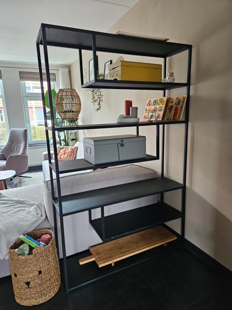 Zwarte vakkenkast, Ophalen, Met plank(en), Gebruikt, 150 tot 200 cm