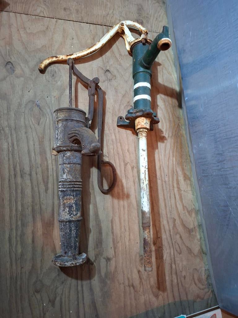 2 Antieke waterpompen, Ophalen