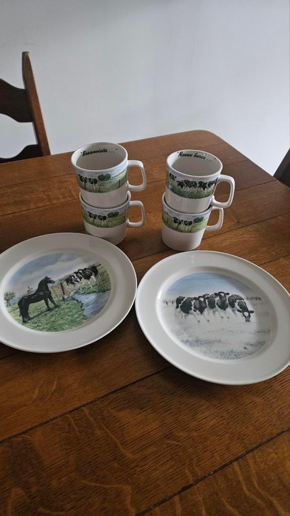 Servies: 4 Mokken en 2 Borden met Koeien en Paarden, Gebruikt, Ophalen of Verzenden, Overige stijlen, Aardewerk