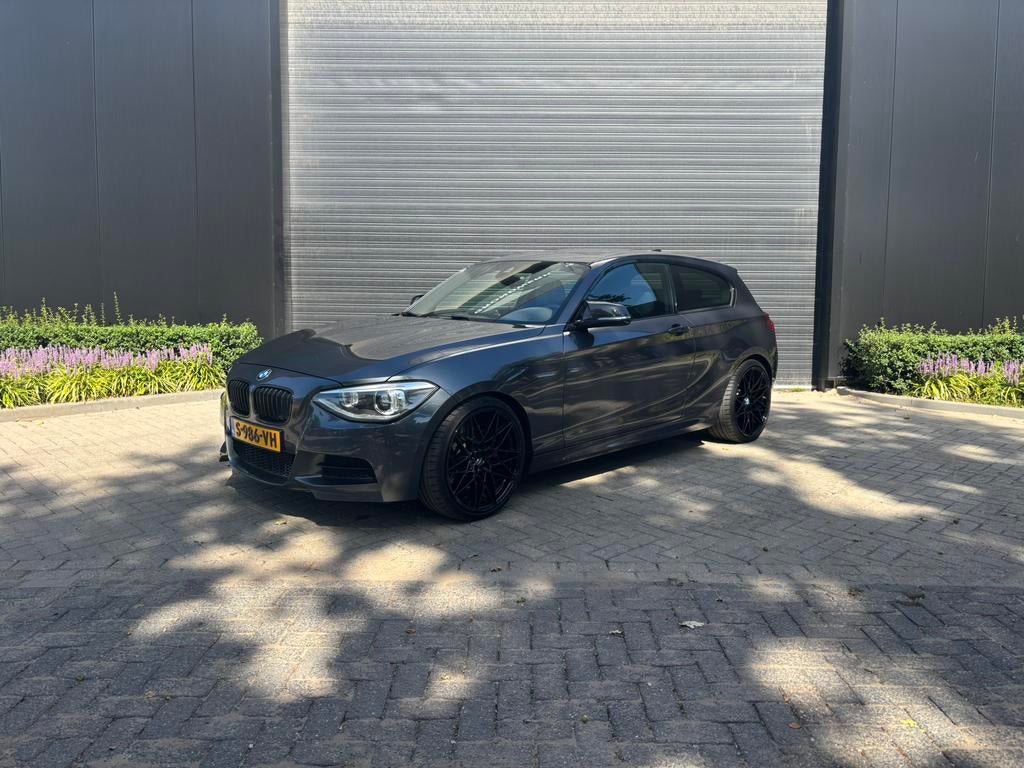 BMW M135i | 320pk+ | Downpipe | RWD | motor (N55), Auto's, BMW, Achterwielaandrijving, Zwart, 320 pk, Alcantara