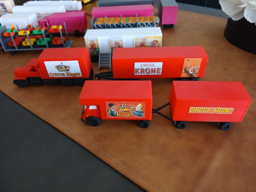 2 vrachtwagencombinaties CIRCUS KRONE, Overige merken, 1:50 of kleiner, Nieuw, Ophalen of Verzenden