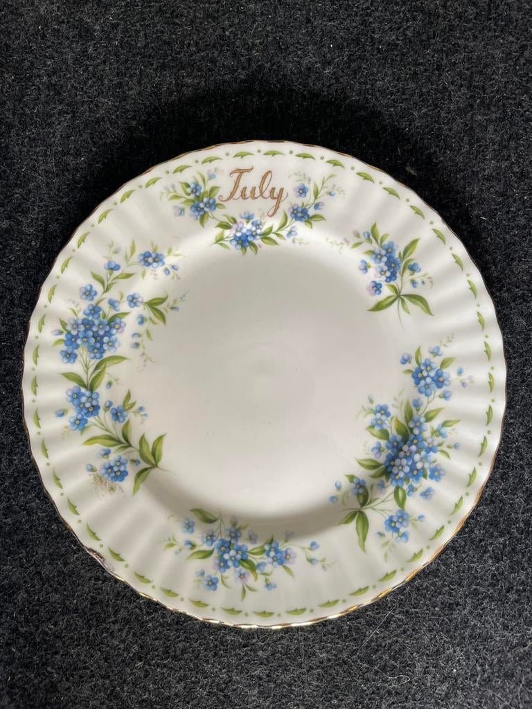 Royal Albert bord July, Ophalen of Verzenden, Zo goed als nieuw, Porselein, Bord of Schaal