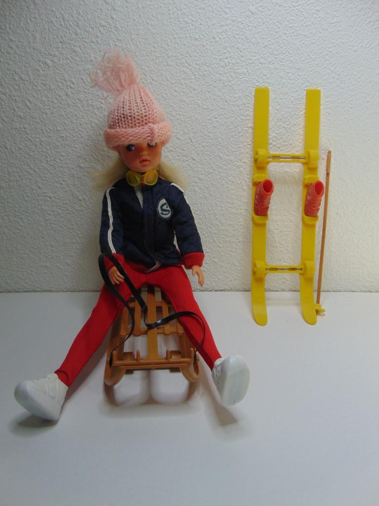 Sindy vintage Barbie op Slee  Slee Ski, Verzamelen, Poppen, Gebruikt, Pop, Ophalen of Verzenden