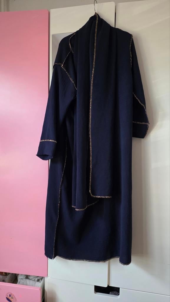 Donkerblauwe abaya met gouden details, Ophalen of Verzenden, Zo goed als nieuw, Blauw, Onder de knie