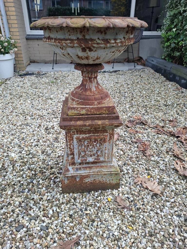 Gietijzeren Brocante vaas op sokkel, Ophalen, Gebruikt