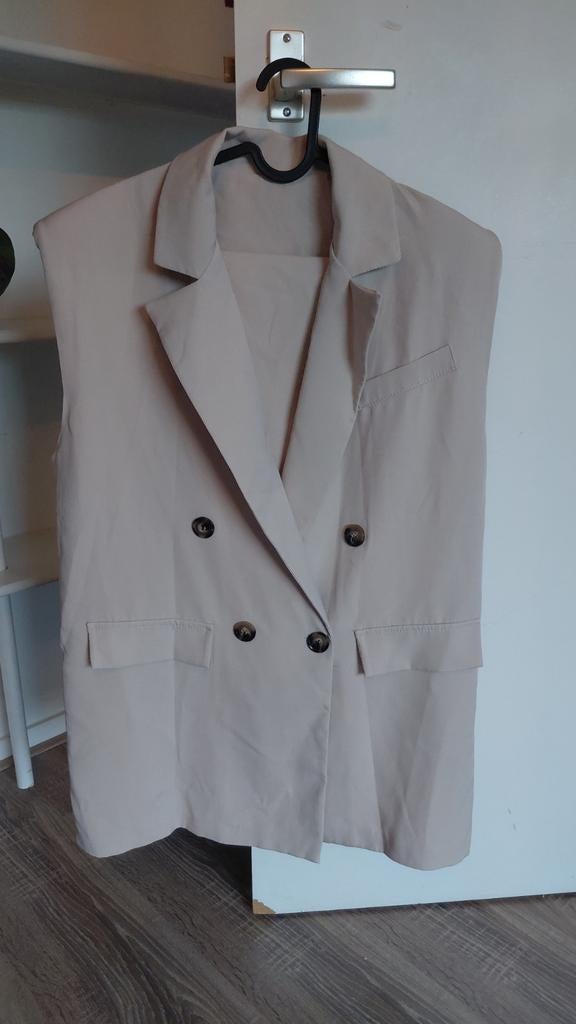 Beige broekpak met mouwloze blazer, Ophalen of Verzenden