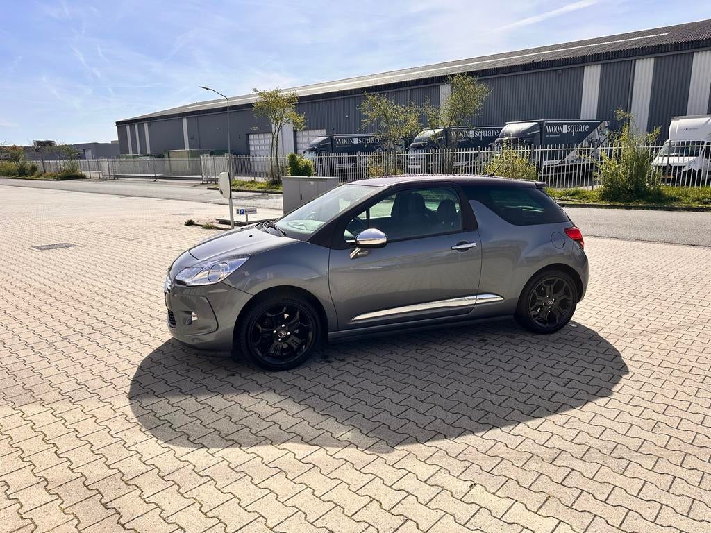 Citroën DS3 1.6 THP 2010 Gris Shark/Rouge Carmen, Zwart, Parkeersensor, 49 €/maand, Origineel Nederlands