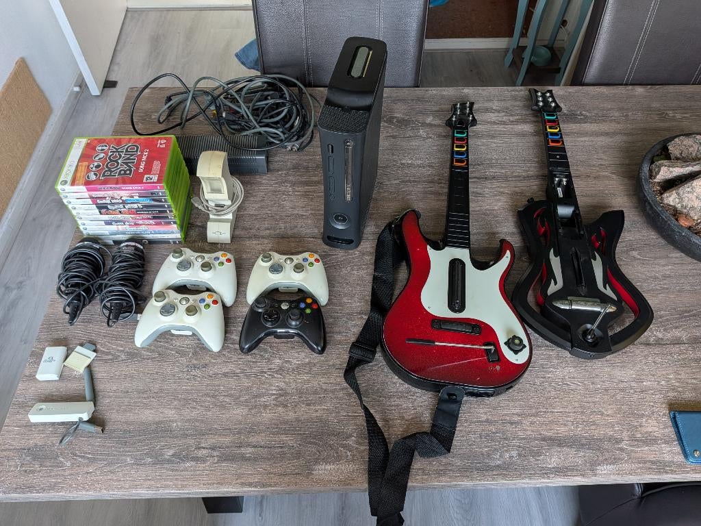 Xbox 360 met accessoires en games, Ophalen of Verzenden, Met 3 controllers of meer, 250 GB, Gebruikt