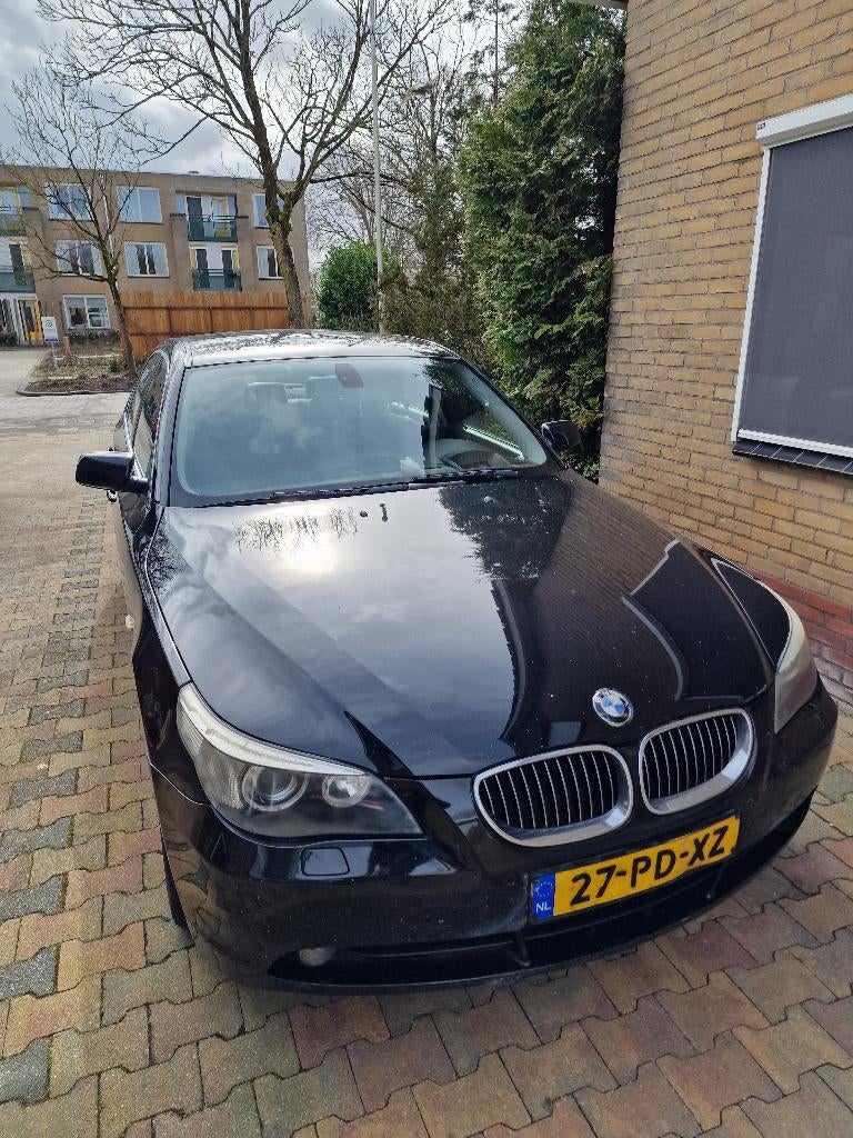 BMW 5-Serie 4.4 I 545 AUT 2004 Zwart, Auto's, BMW, Particulier, 5-Serie, ABS, Airbags, Alarm, Bluetooth, Boordcomputer, Centrale vergrendeling