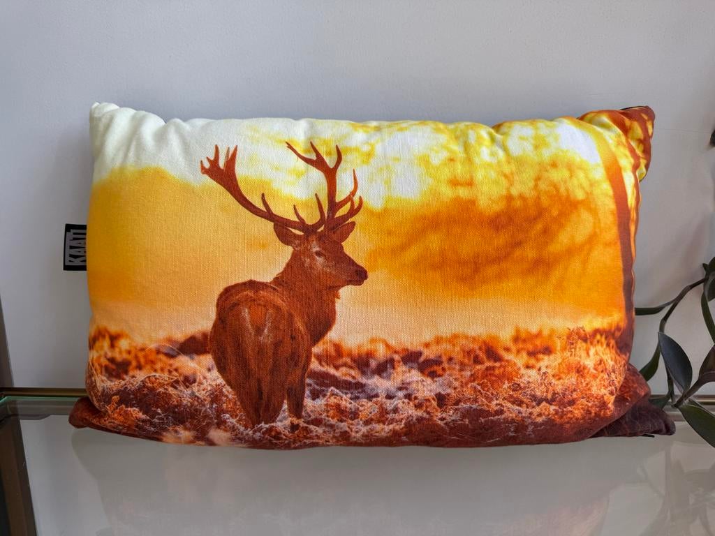 KAAT kussen - Hert Oranje/Bruin (sunny deer), Huis en Inrichting, Ophalen of Verzenden, Gebruikt, Oranje, Rechthoekig