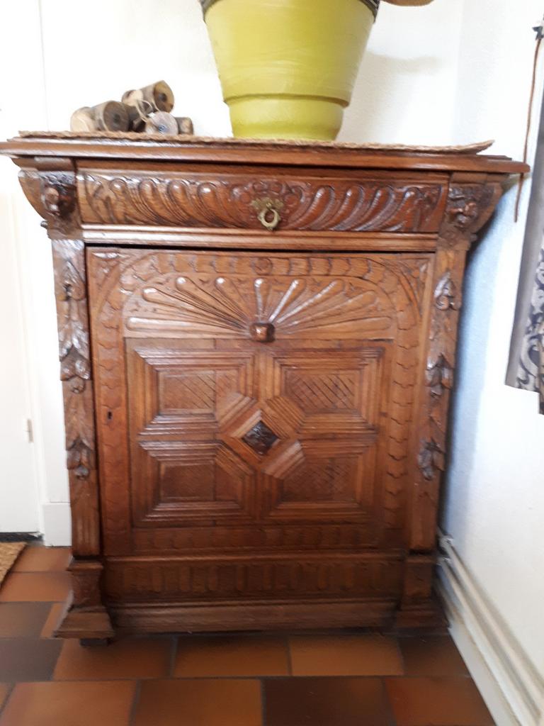 Mechelse antieke kast met leeuwenkopjes, Ophalen