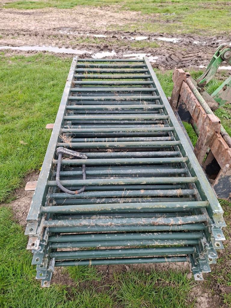 9 hekken met 9 palen, Ophalen of Verzenden, Gebruikt, IJzer, Overige typen