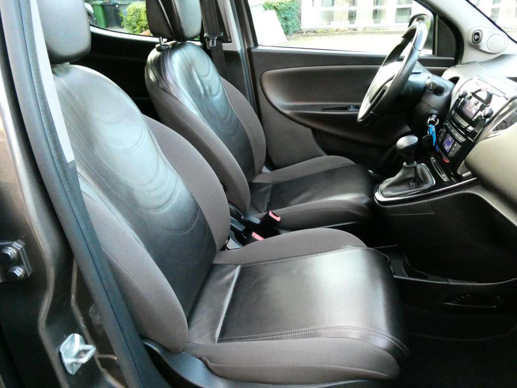 Lancia Ypsilon 0.9 Platinum 86pk Automaat Clima Leder Schuif, Euro 5, 86 pk, 750 kg, Leder