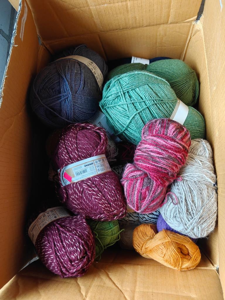 Doos met bollen wol, Ophalen, Nieuw, Breien of Haken, Wol of Garen